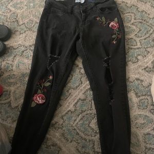 Black ripped jeans with roses !